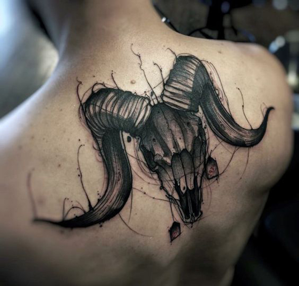 Tatuagem de Áries nas costas 