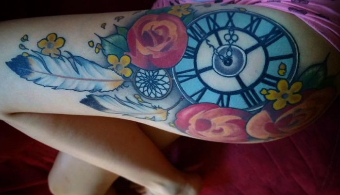 Assista tatuagem com apanhador de sonhos e penas para mulheres 