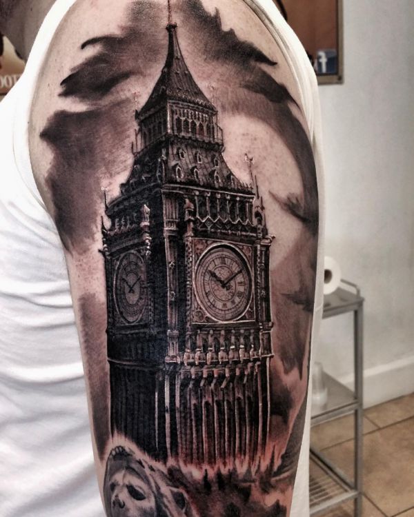 Big Ben Assista Tattoo design em seu braço 
