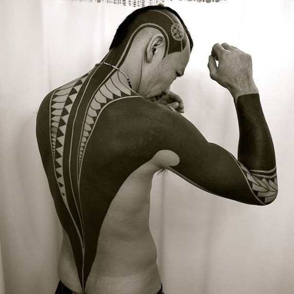 tatuagem de blackwork nas costas 