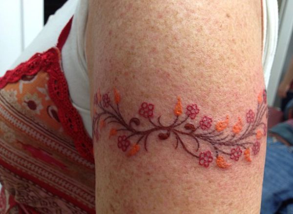 Tatuagens de pulseira de flores para mulheres 