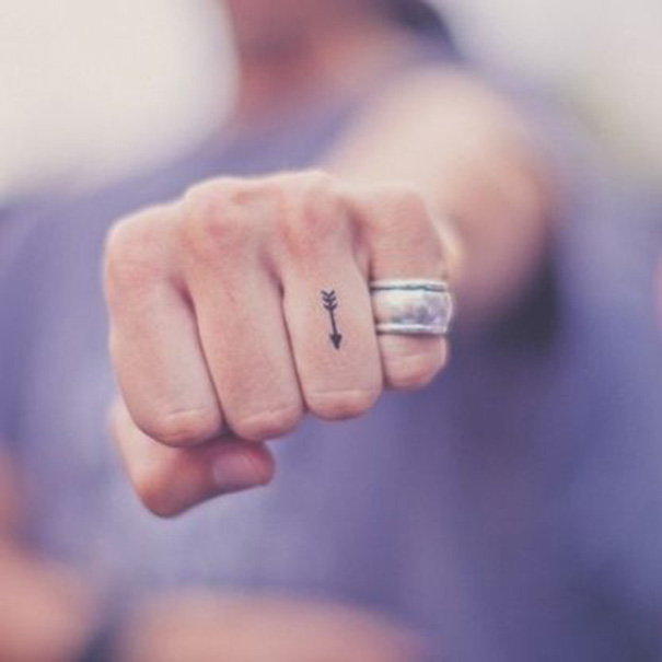 tatuagem do zodíaco no dedo 