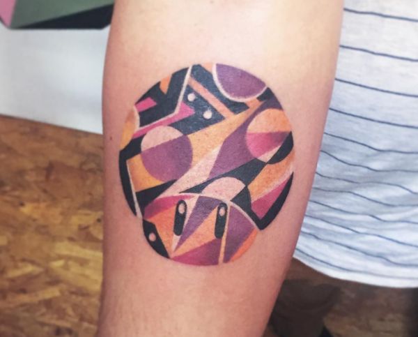 Desenho abstrato de cogumelo no braço 