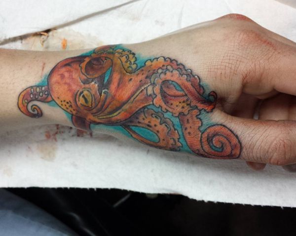 Kraken tatuagem na mão 