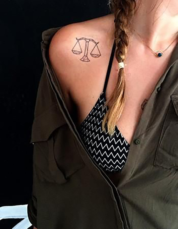 tatuagem de zodíaco de libra no ombro 