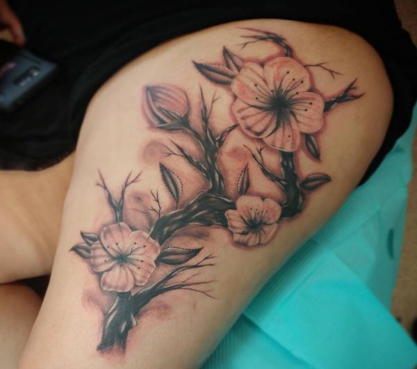 Tatuagem de árvore de flor de cerejeira na coxa 