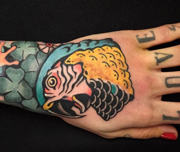 Tatuagem de papagaio na mão para mulher 