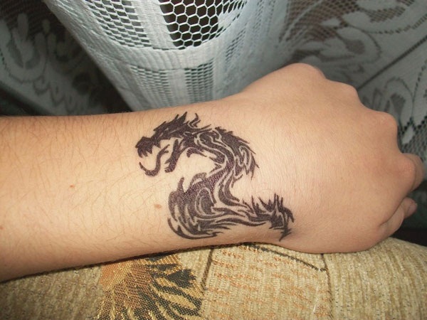 Desenhos de tatuagem de dragão para mulheres e homens54 
