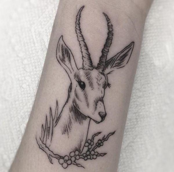 Tatuagem Gazelle design no pulso preto 