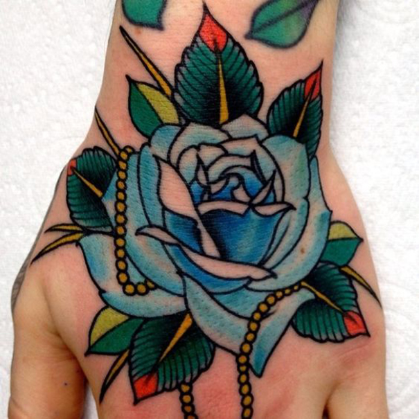 tatuagem de rosa azul na mão 