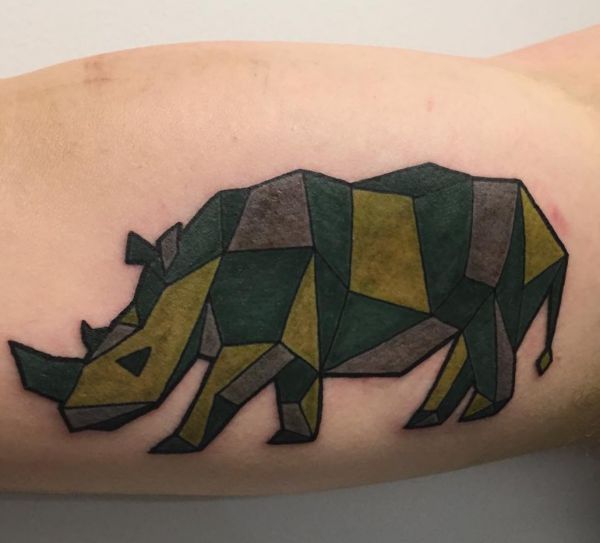 Rinocerontes geométricas coloridas na parte superior do braço 