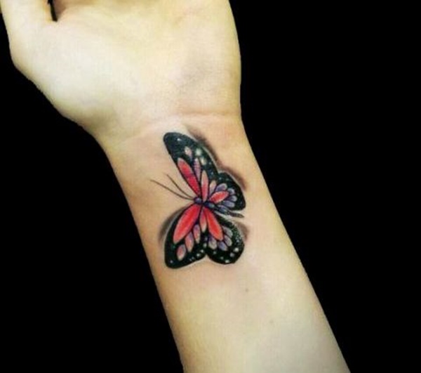 Uma tatuagem de borboleta no pulso 