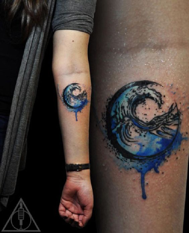 tatuagem de onda no braço 