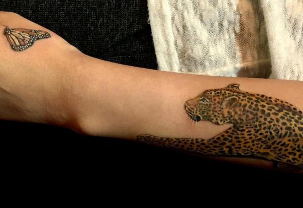 Leopardo com borboleta no braço 