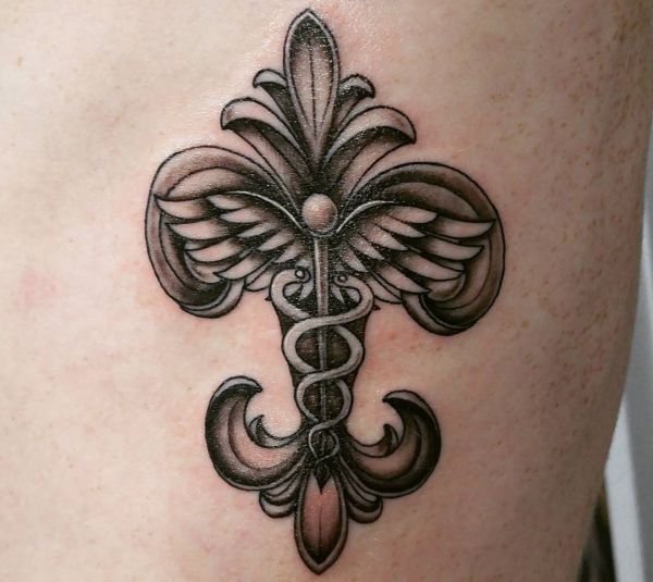 Rod com duas cobras e asas e design de tatuagem de flor-de-lis 