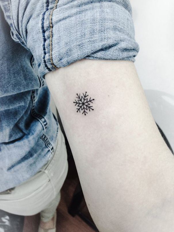 tatuagem de floco de neve no braço 