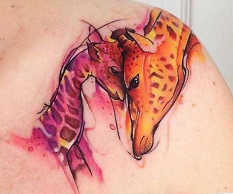 Tatuagem de girafa em aquarela na escápula 