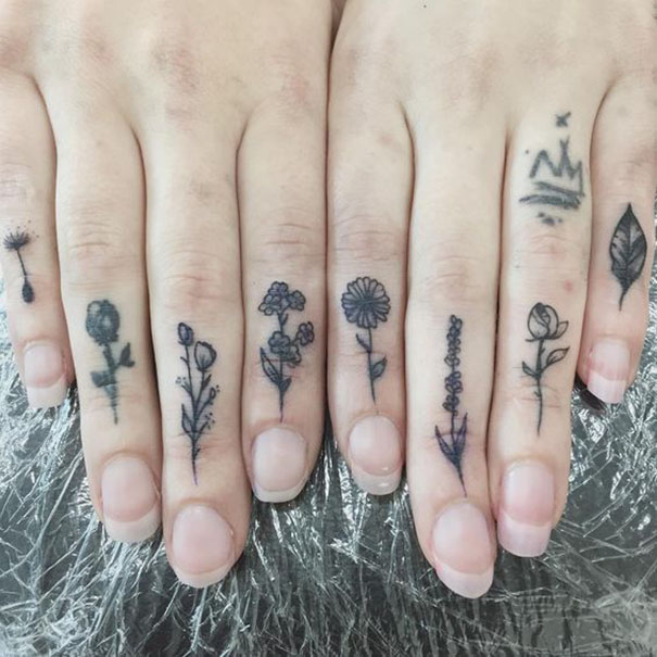 tatuagem de mulheres no dedo