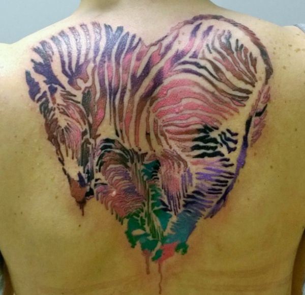 Design de coração de zebra aquarela nas costas 