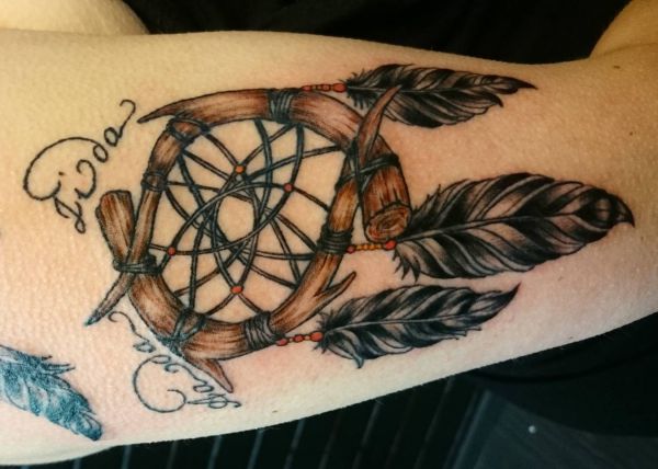 Apanhador de sonhos de tatuagem com nome no braço 