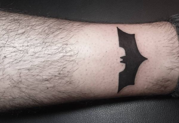 Tatuagem de morcego na parte inferior dos homens 