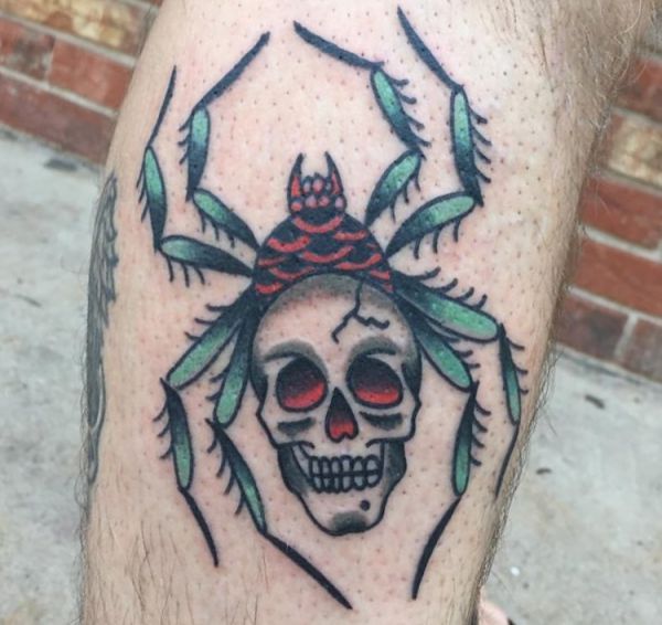 Aranha com desenho de caveira na perna