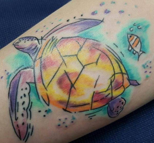 Tartarugas dos desenhos animados com tatuagem de peixe na perna 