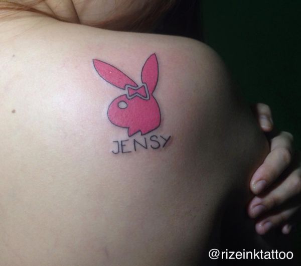 Tatuagem de coelhinha da Playboy com nome na escápula 