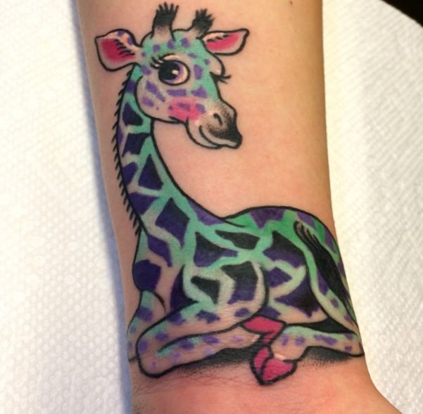 Design colorido girafa no pulso 