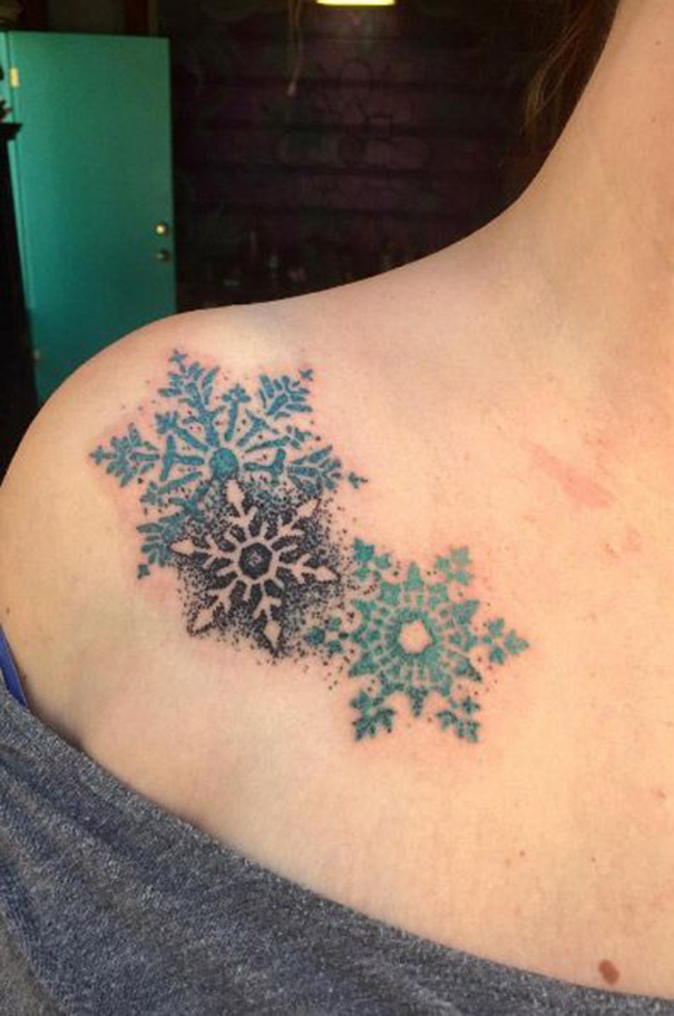 tatuagem de floco de neve no ombro 