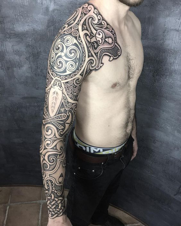 tatuagem tradicional celta no ombro 