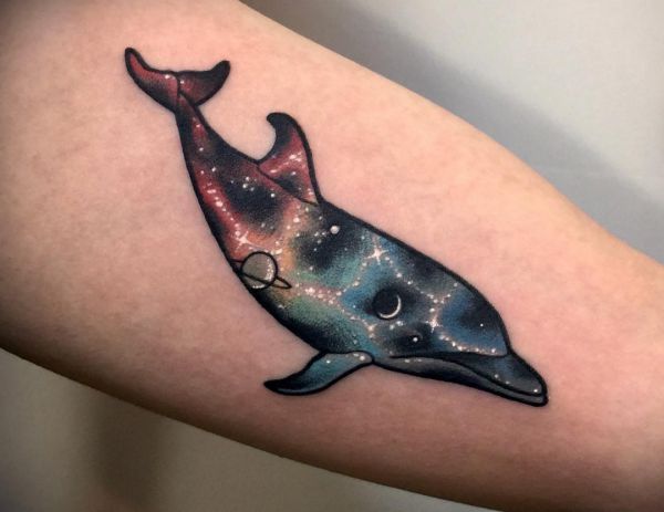 Tatuagem de golfinho no braço 