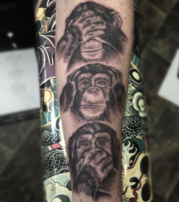 Tatuagem Três macacos cegos surdos mudos na perna 