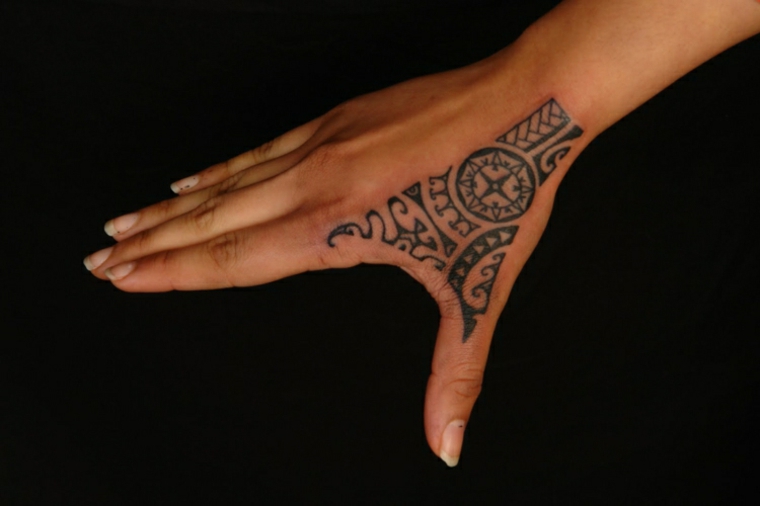 Mão de tatuagens polinésia 