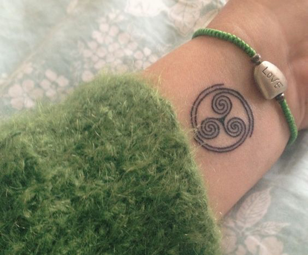 tatuagem tradicional celta no pulso 