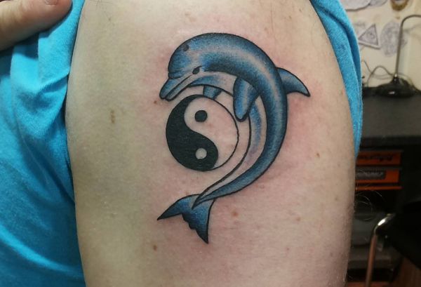 Braço do golfinho e do yin-yang 