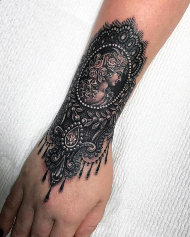 tatuagem gótica no pulso 