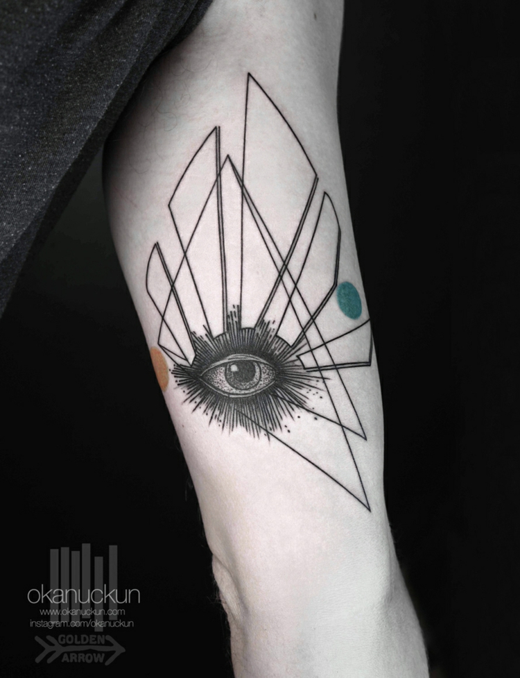 idéias de tatuagens artísticas de triângulos 