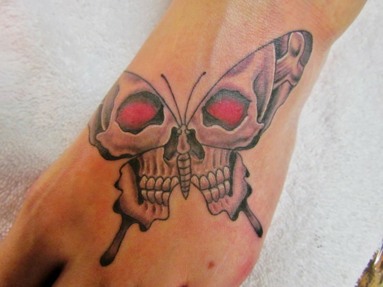 Tatuagens no crânio de borboleta de pulso 