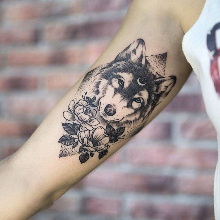 tatuagem de lobo antebraço-flores 