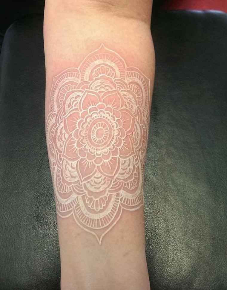 Tatuagem branca de mandala 