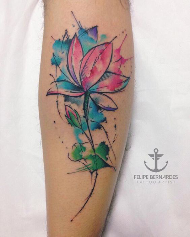 tatuagem de flor de lótus no braço 