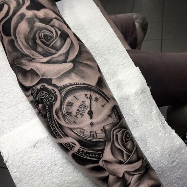 tatuagem de relógio de bolso no braço 