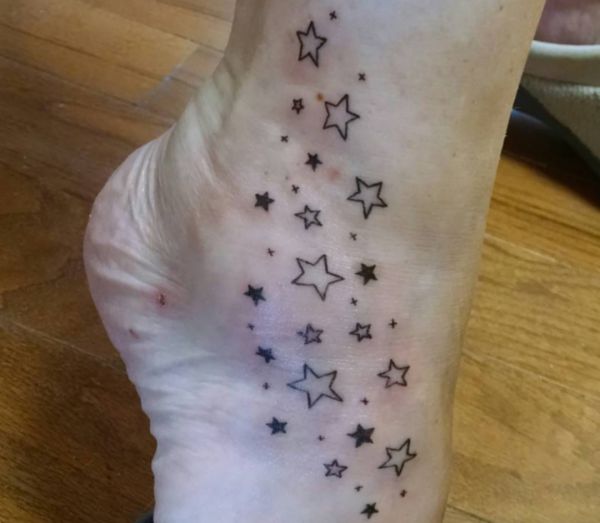 Estrelas de tatuagem no tornozelo 