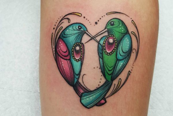 Tatuagem de dois beija-flores no antebraço 