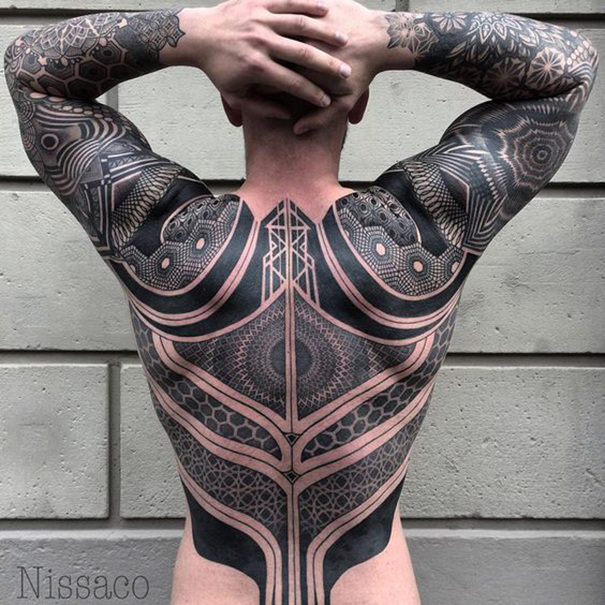 tatuagem de blackwork nas costas 