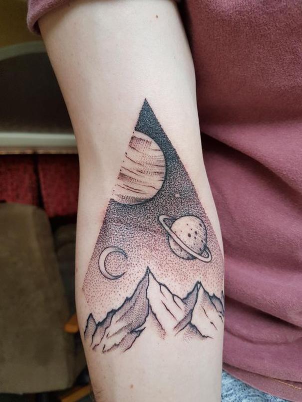 tatuagem de espaço no braço 