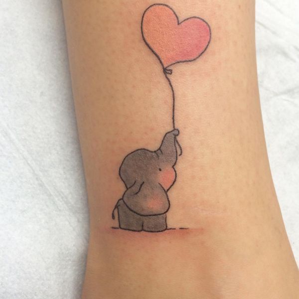 Pequena tatuagem de elefante fofo com balão de coração na perna 