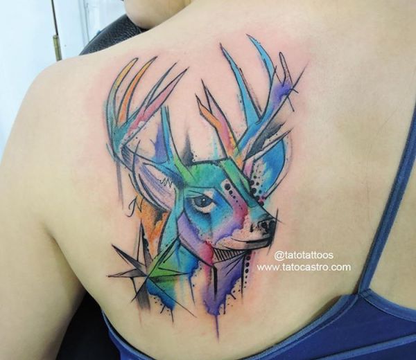 Desenho de veado de tatuagem aquarela nas costas 