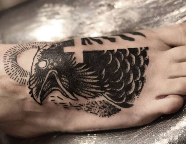 Tatuagem de corvo no pé 